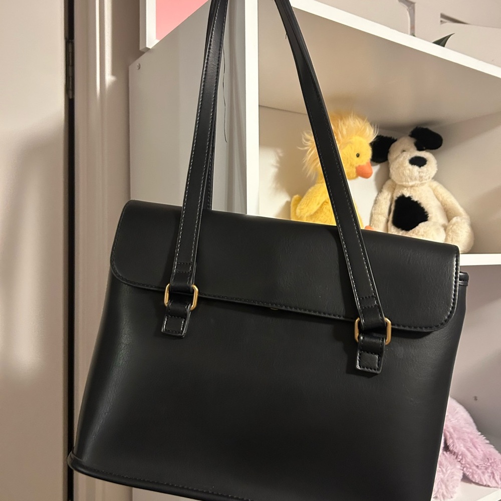 Brandy Melville Black Shoulder Bag with Sleek Design